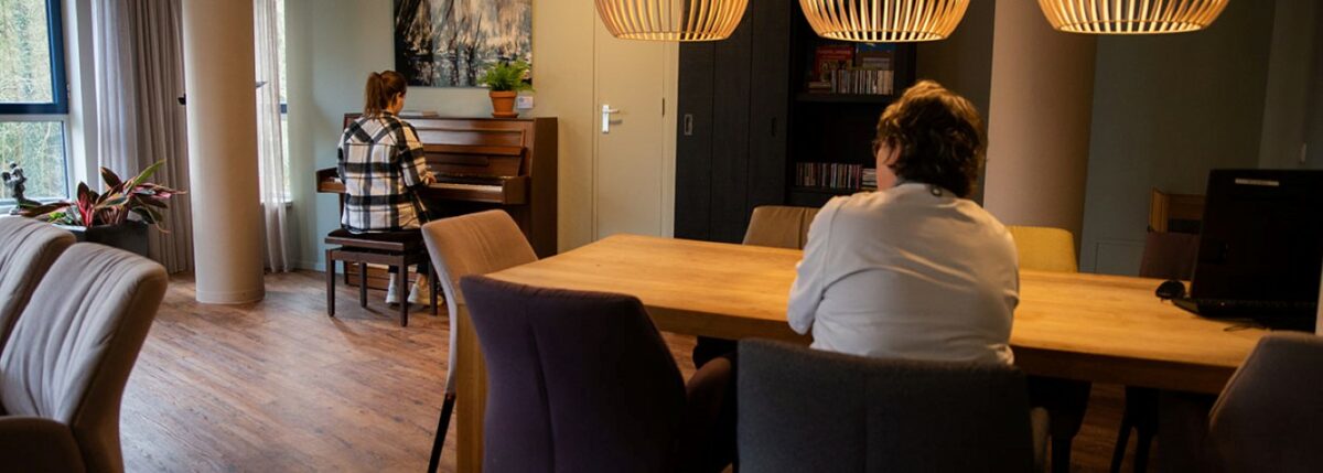 Grote huiskamer met piano Grote huiskamer met piano