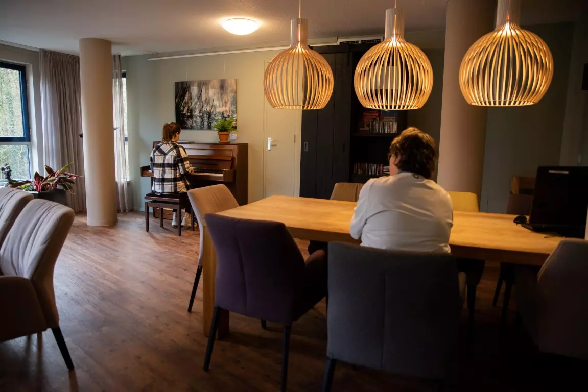 De grote huiskamer op het hospice