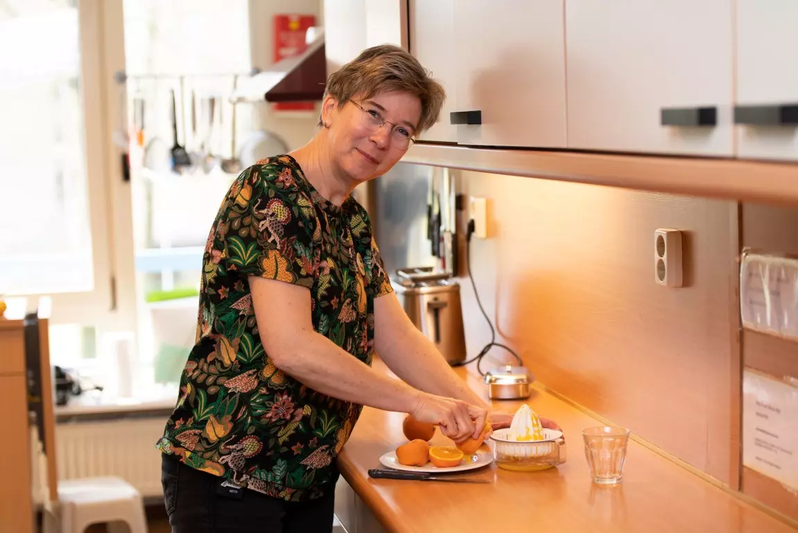 Vrijwilliger aan het werk in de keuken