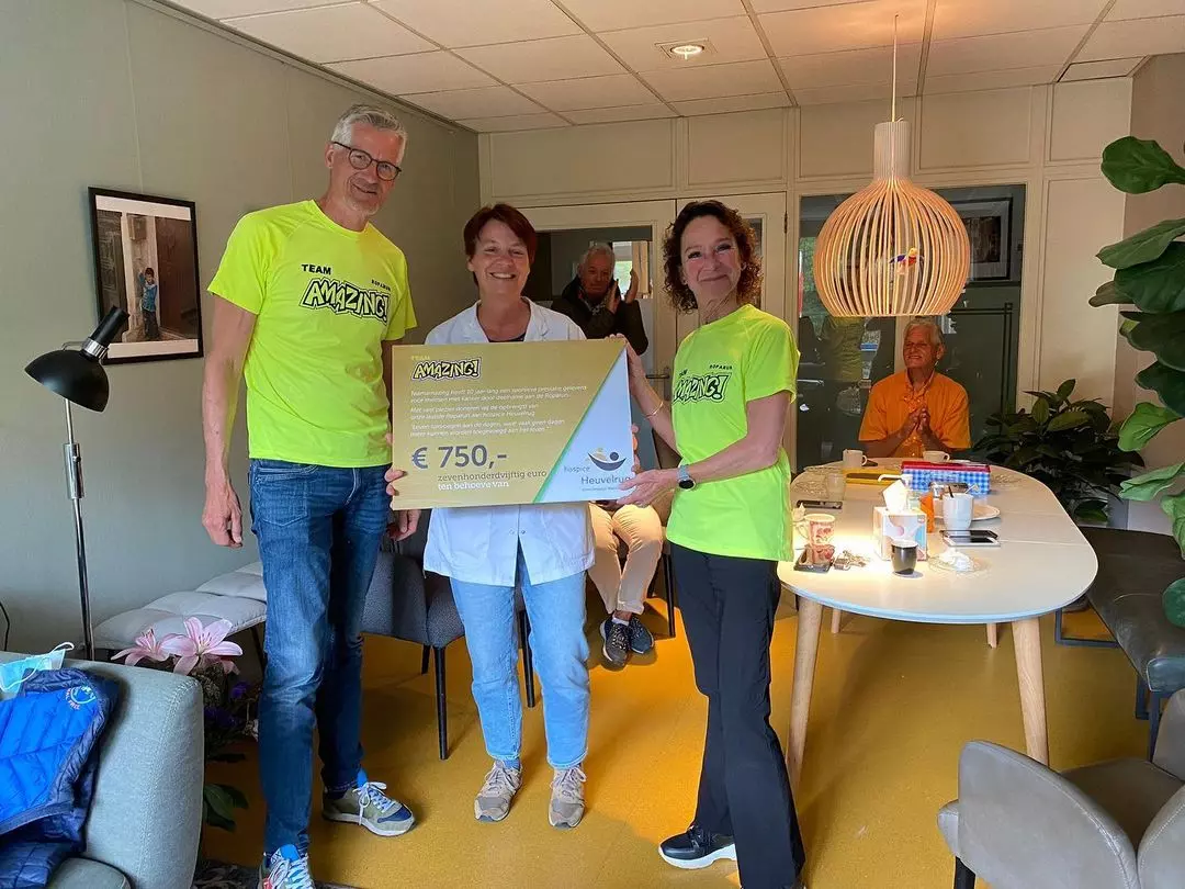 uitreiking cheque Roparun teamamazing